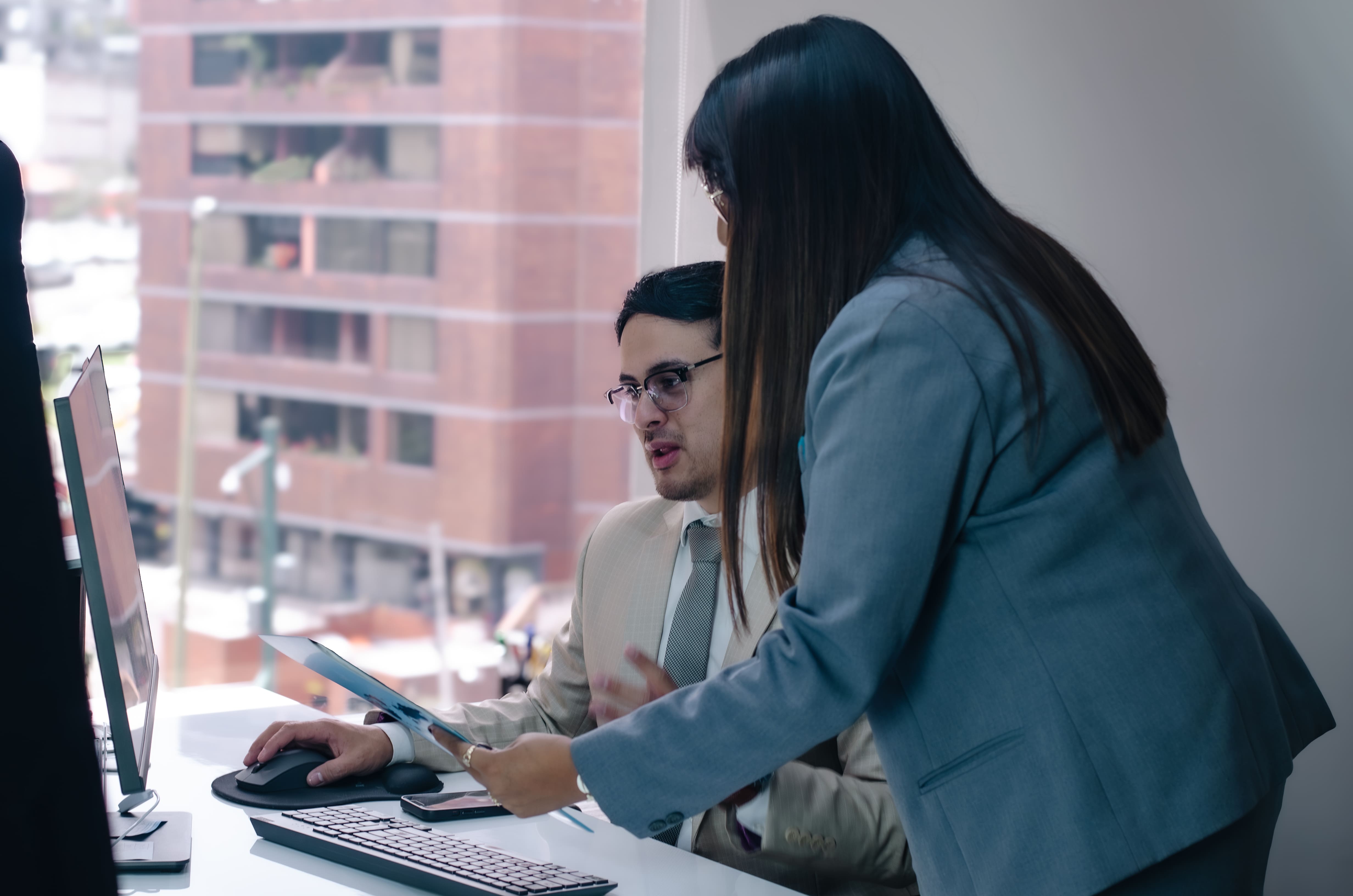 Equipo planificando automatización empresarial