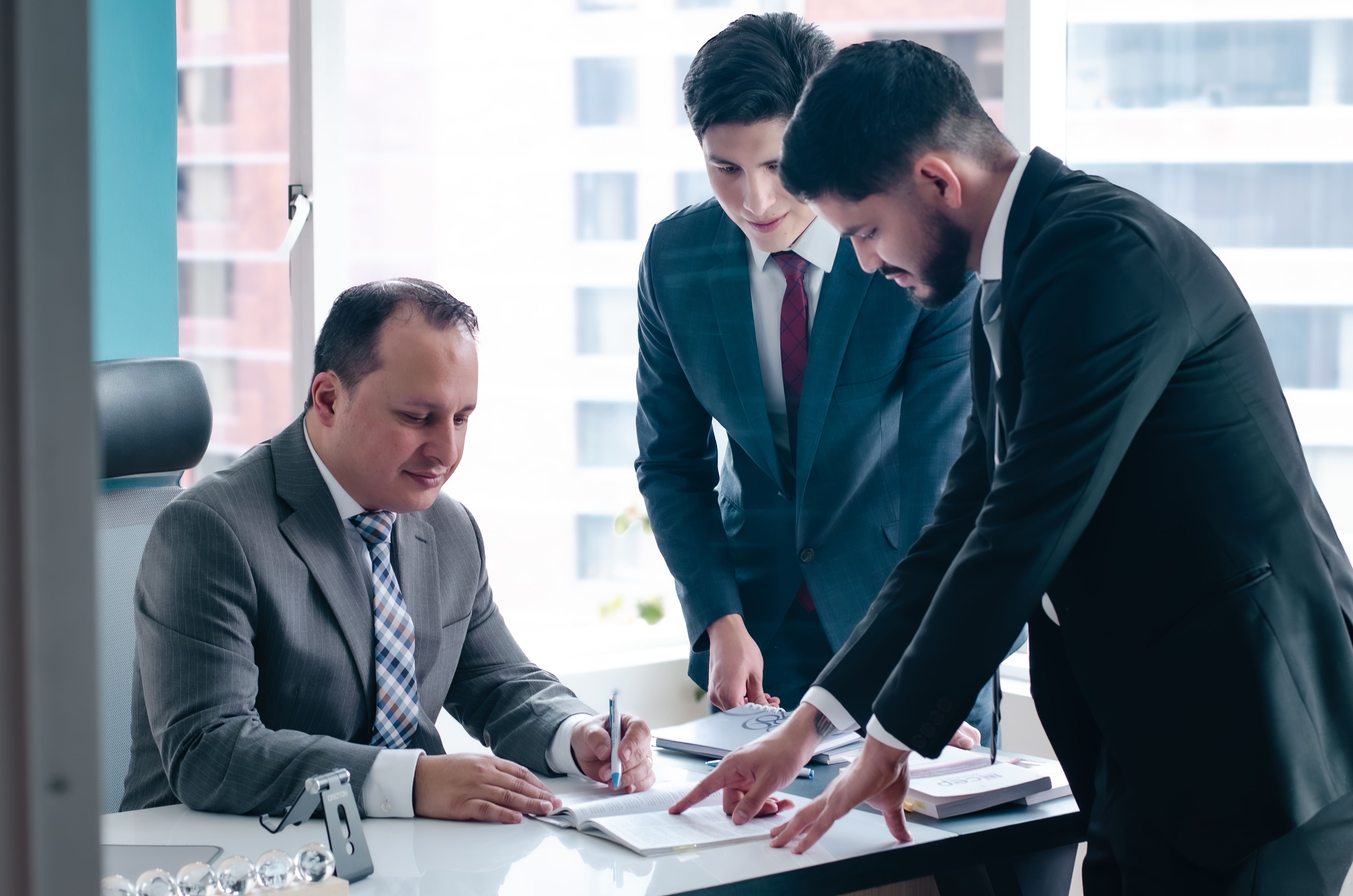 Equipo revisando soluciones empresariales