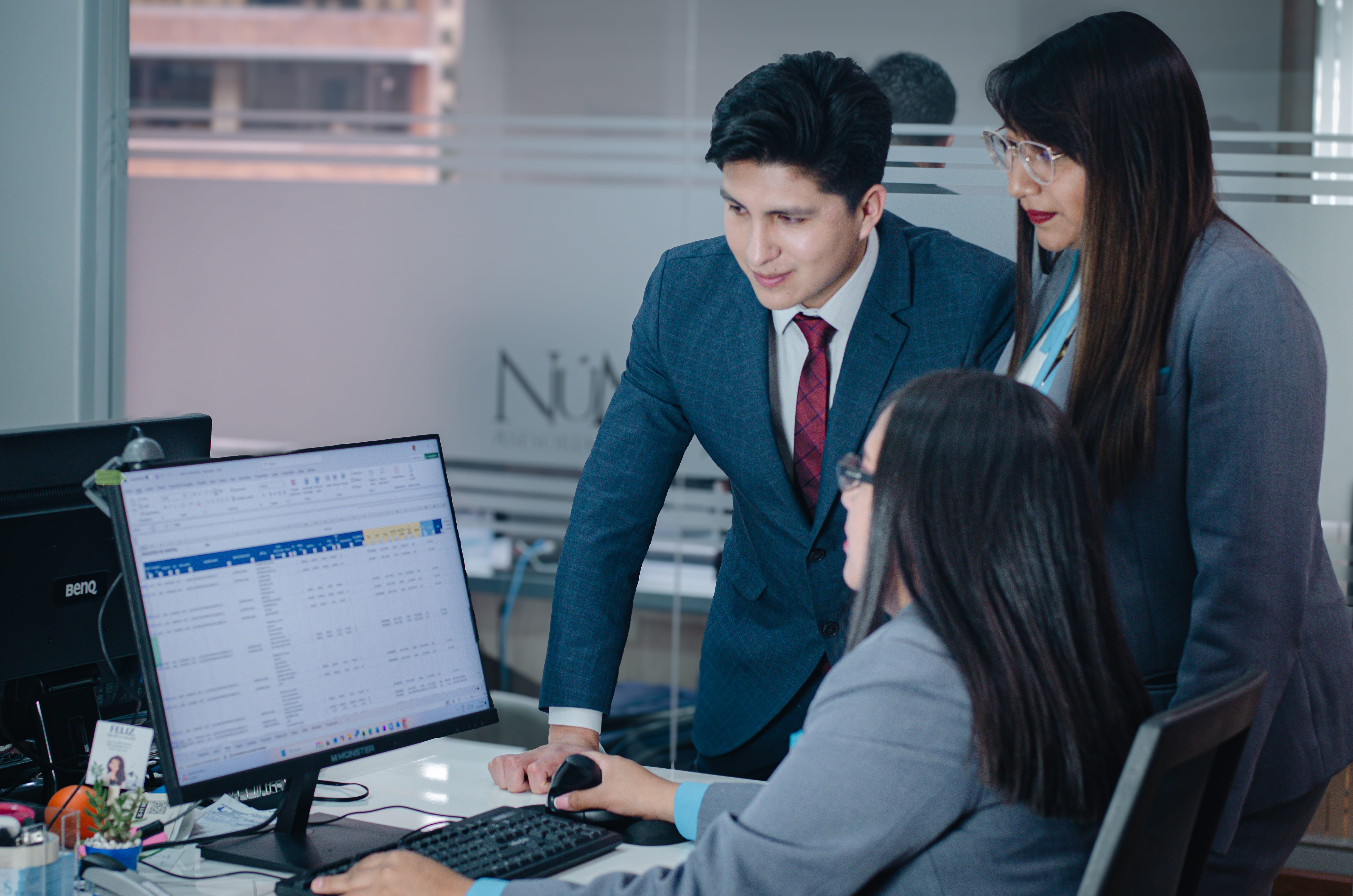 Equipo revisando operación comercial con E-FACT