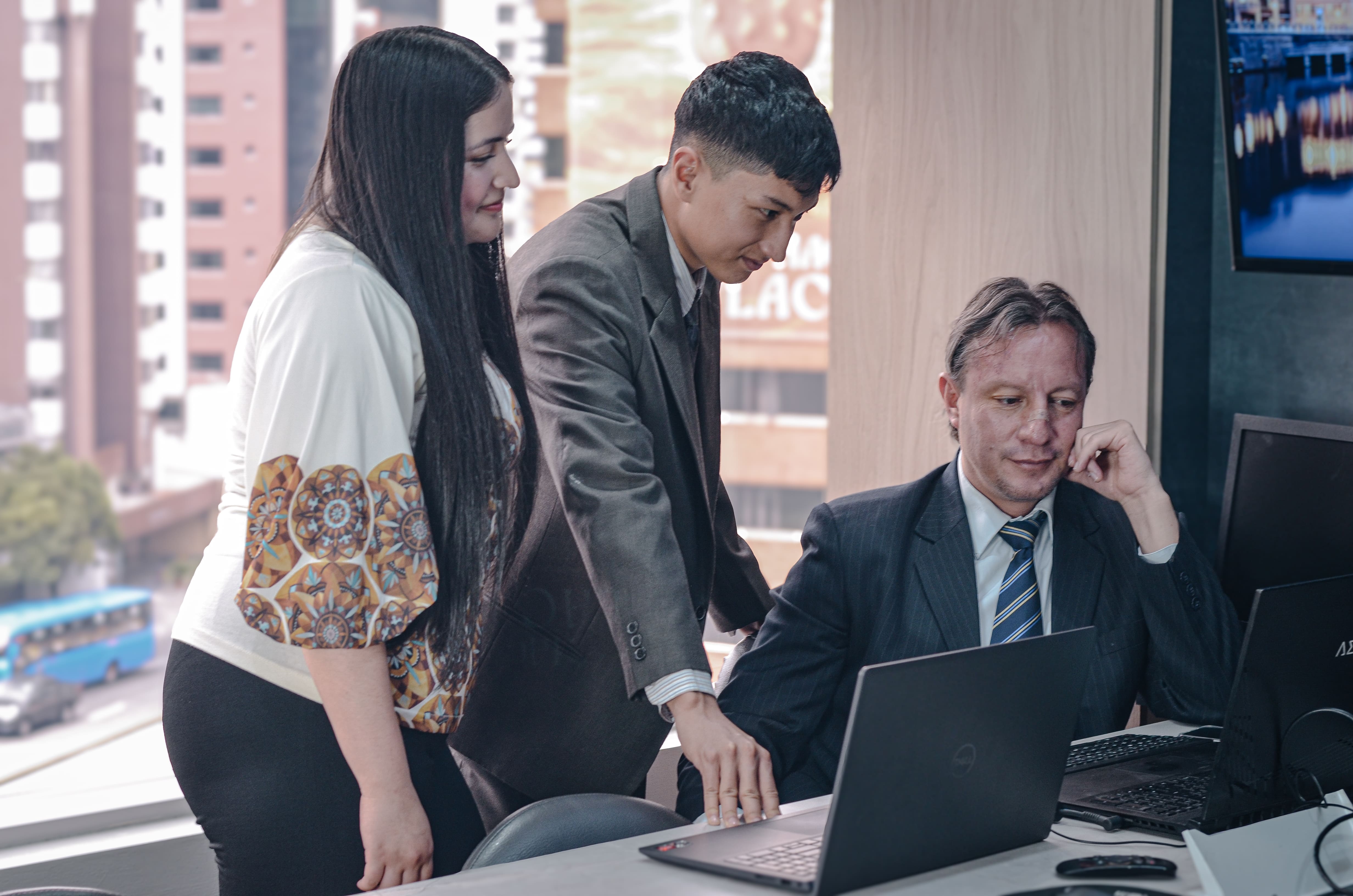 Equipo de soporte acompañando la implementación de E-FACT